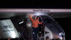 الطيار السويسري برتران بيكار قبيل انطلاقه بسولار امبالس من مطار ماندالاي في بورما الاثنين 30 آذار/ما