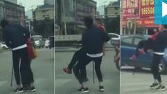 شاب صيني يساعد عجوزا على عبور الطريق ـ يوتيوب