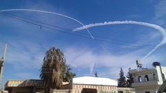 طيارون روس يرسمون قلوب في سماء سوريا بينما تقصف طائرات أخرى المدنيين- تويتر