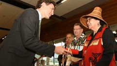 رئيس الوزراء الكندي جاستن ترودو يقدم هدية لسكان اصليين خلال لقاء في مانكوفر في 2 آذار/مارس 2016