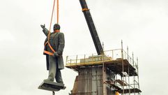 تفكيك أكبر تمثال للينين بأوكرانيا- أ ف ب