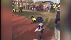 طفل يرقص أثنا لعبه البيسبول ـ يوتيوب