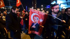 هولندا: أتراك يحتجون أمام قنصلية بلادهم في روتردام  11/3/2017  جيتي