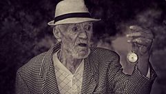 زهايمر رجل عجوز مسن (بدون نسبة أو حقوق نشر)