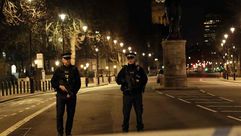 ضابطا شرطة يقفان بالقرب من البرلمان البريطاني بعد الهجوم