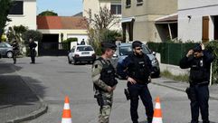 الشرطة الفرنسية تقطع الطريق المؤدي الى المنزل حيث قتل رجل زوجته واطفالها في بومون لي فالنس في 22 اذا