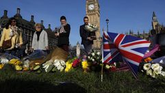 بريطانيون يضعون الزهور أمام مقر البرلمان- أ ف ب
