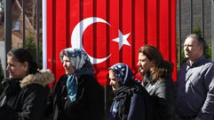 أتراك في ألمانيا يصطفون في القنصلية التركية للإدلاء بأصواتهم في الاستفتاء