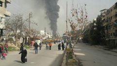 مدنيون في إحدى بلدات الغوطة يفرون من القصف- تويتر
