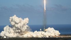 صورة ملتقطة في السادس من شباط/فبراير 2018 تظهر إطلاق الصاروخ "فالكون هافي" التابع لشركة "سبايس إكس" 