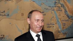 بوتين وخلفه خارطة للدول العربية - جيتي