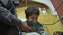 سوريون يتلفون العلاج من هجوم كيماوي في الغوطة - جيتي