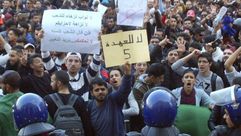 احتجاجات الجزائر- نشطاء على فيسبوك