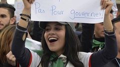 فتاة جزائرية خلال احتجاجات أمس بالعاصمة-تويتر