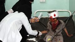 طفل يمني يتلقى العلاج جراء إصابته في غارة للتحالف على حافلة أطفال في اليمن - جيتي