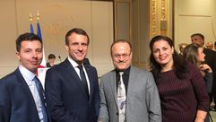 الرئيس الفرنسي ماكرون يكرم الطبيب السوري عفيف عفيف - إلى اليسار مريض أجرى له عملية - فيسبوك