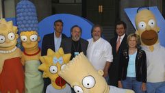شخصيات مسلسل "ذي سيمبسونز" مع منتجيه خلال الاحتفال بالحلقة الـ 350 في العام 2005