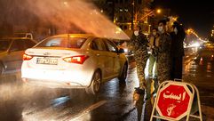 فرق من الحرس الثوري الإيراني تشارك في تعقيم السيارات بطهران- فارس