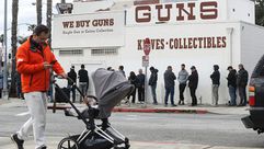 طابور على متجر اسلحة في امريكا بسبب كورونا جيتي