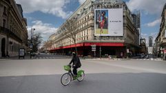 رجل على دراجته في شوارع باريس المقفرة في 18 آذار/مارس 2020