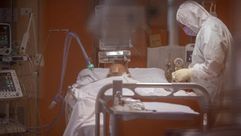 مريض كوفيد 19 يتلقى العلاج في مستشفى في روما إيطاليا كورونا - جيتي