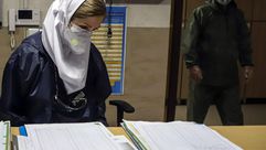 ممرضة تراجع سجلات المصابين بالفيروس في أحد المستشفيات الإيراني- إرنا