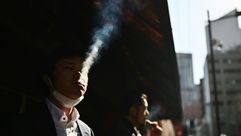 رجل يدخن السجائر في طوكيو في 26 آذار/مارس 2020