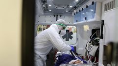 مصاب بكورونا خلال نقله للعلاج في إيران- الأناضول
