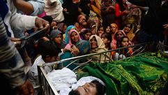 عائلة أحد ضحايا هجمات الهندوس على مسلمين في نيودلهي خلال تشييع جثمانه- جيتي