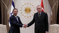 أردوغان يصافح رئيس دولة الاحتلال (الأناضول)