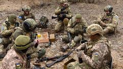 جنود أوكرانيون خلال الاستعدادات لمعارك مع القوات الروسية- جيتي