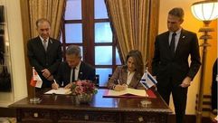 الوفد السينغافوري خلال توقيعه الاتفاقية الدبلوماسية في مقر خارجية الاحتلال- واللا العبري