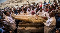 علماء آثار يفتحون ناووسا في الأقصر في مصر في 19 تشرين الأول/أكتوبر 2019