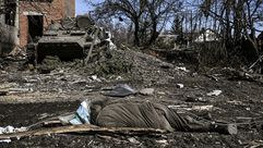 جثة جندي روسي بجانب مدرعة تم تدميرها في ضواحي كييف- جيتي