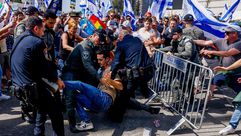 متظاهرين مناهضين لنتنياهو في تل أبيب- صحف عبرية