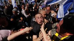 عراك بين متظاهرين إسرائيلين وعناصر شرطة الاحتلال في تل أبيب- هآرتس