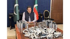 باكستان عمران خان يعرض قنابل الغاز التي القيت على أنصاره في محاولة الشرطة اعتقاله من منزله في لاهور- تويتر