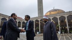 رئيس وزراء بريطانيا ريشي سوناك- زيارة المسجد المركزي لندن- سكرين شوت من فيديو على حسابه إكس