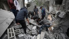 فلسطينيون يبحثون عن ناجين تحت ركام منزله قصفه الاحتلال- الأناضول