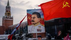 مؤيد للحزب الشيوعي يرفع صورة ستالين أمام الكرملين- جيتي
