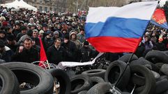 متظاهرون مؤيدون لروسيا بشرق أوكرانيا - ا ف ب