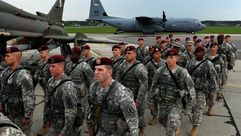قوات أمريكية تصل مطار في بولندا - ا ف ب