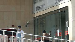 صورة من الارشيف يبدو فيها مسعفون وحارس امام المدخل المغلق لقسم الطوارئ في مستشفى الملك فهد في جدة