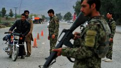 الشرطة الأفغانية توقف أشخاص للتدقيق في هوياتهم - ا ف ب