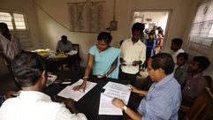 مسؤولو الاقتراع الهندي يتأكدون من أسماء أصوات الناخبين في صناديق الاقتراع خلال الانتخابات الوطنية- ا
