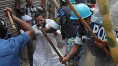مدنيون وشرطة يعتدون على رجل مسلم في أراكان - الأناضول