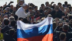 علم روسي يرتفع وسط المؤمنين في ساحة القديس بطرس في الفاتيكان لدى وصول البابا فرنسيس، الاربعاء 1 نيسا