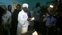 البشير يلقي بصوته في الانتخابات بمركز اقتراع في العاصمة الخرطوم - أ ف ب
