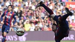 مهاجم برشلونة الارجنتيني ليونيل ميسي يسدد الكرة في اثناء مواجهة فالنسيا في ملعب كامب نو في برشلونة ف