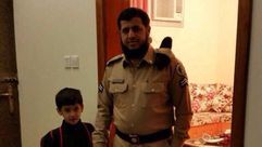 صورة للعريف المالكي مع نجله قبيل توجهه لعمله على الحدود - تويتر